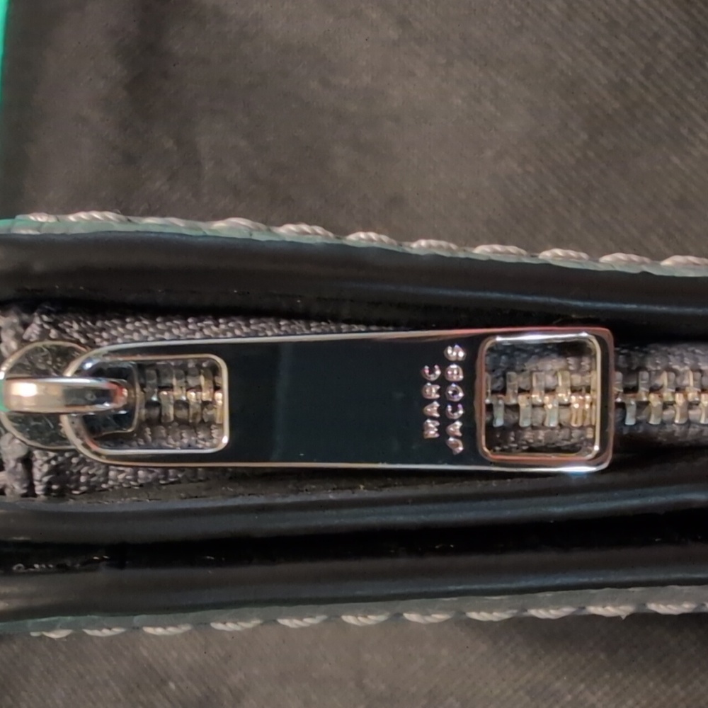 Marc JacobsLogo Leather Compact Wallet It's New! - Picture 6 of 9